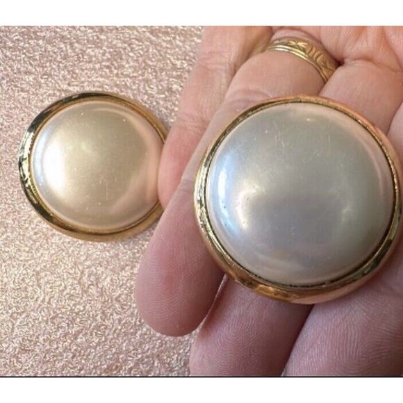 RICHELIEU Vintage Large Dome Off White Faux Pearl Gold Tone Clip On Earrings - Picture 13 of 13